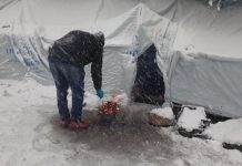Refugiados se protegen en tiendas de Acnur de las nevadas en los Balcanes