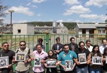 La fotografía muestra a un grupo de activistas gitanos frente a la granja de cerdos en Lety (Reuters David W Cerny)