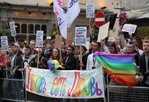 Activistas LGTBI se manifiestan en Londres contra los ataques homófonos en Chechenia
