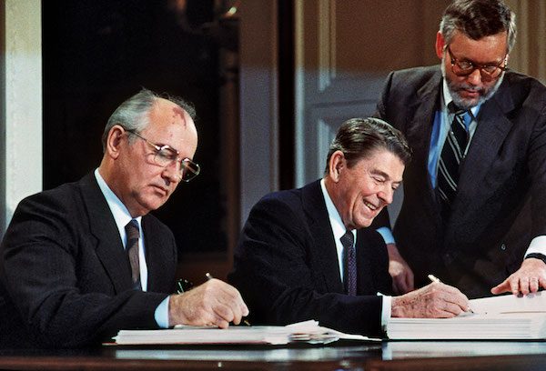 acuerdos-entre-Ronald-Reagan-y-Mijail-Gorbachov-600x408 La política no debería ser un negocio, aunque se base en negociar