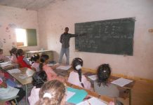 Niños saharauis en una clase de español.