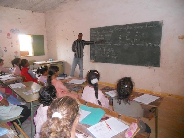 adolescentes-saharauis-clase-español-600x450 Sin noticias del Instituto Cervantes en Tinduf