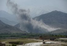 Fotografía de un bombardeo sobre territorio afgano controlado por el Estado Islámico. ANDES / AFP