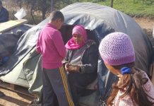 Personas refugiadas frente al CETI de Melilla en un campamento improvisado © Amnistía Internacional