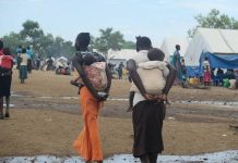 Amnistía Internacional: madres portando a sus hijos llegan a campamentos de refugiados en el norte de Uganda procedentes de Equatoria en el sur de Sudán.
