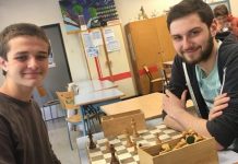 Los dos estudiantes franceses pioneros en el ajedrez, Benoit Courder (izquierda) y David Sambuc de 17 años.
