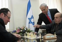 El jefe de Gobierno israelí, Benjamín Netanyahu, de pie, observa una partida entre el activista de derechos humanos y presidente de la Agencia Judía, Natan Sharansky –derecha- y el gran maestro Boris Gelfand