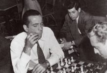 Humphrey Bogart jugando al ajedrez entre rodaje y rodaje