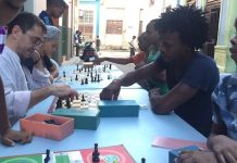 Juan Carlos Monedero jugando al ajedrez en La Habana