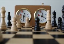 Fichas y reloj de partidas rápidas de ajedrez