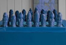 Tablero y pieas del ajedrez azul.