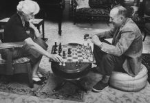 El escritor Vladimir Nabokov juega una partida con su esposa