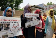 Protesta de mujeres ante la sede del diario Al Tayar.