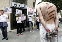 Activistas de Reporteros Sin Fronteras protestan en París por los ataques a defensores de los derechos humanos en Irán