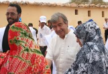 El secretario general de Naciones Unidas, António Guterres, con refugiados saharauis en Tinduf