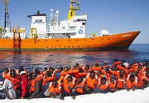 El Aquarius protege a los integrantes de una barcaza de refugiados en el Mediterráneo