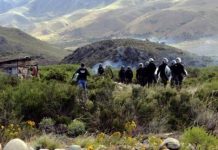 Policías argentinos ante una cabaña mapuche