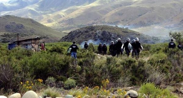 argentina-mapuches-policia-600x323 Periodistas argentinos repudian la represión contra pueblo mapuche