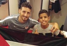 Aritz Aduriz con un niño y bandera saharaui.