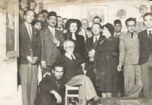 Miembros y simpatizantes de Art et Liberté en la Maison des Artistes, Darb el-Labbana, Citadel, Cairo, 1945. Copia de época de fotógrafo desconocido. Gelatina de plata. Colección Christophe Bouleau, Ginebra.