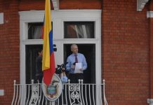 Julián Assange en el balcón de la Embajada de Ecuador en Londres