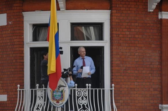 assange-balcon-embajada-ecuador-londres Julián Assange: Ecuador intensifica gestiones diplomáticas