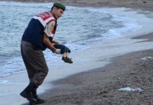 El cuerpo de Aylan es recogido por un policía turco de fronteras