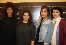 Las tres actrices con la directora de Bar Bahar, Maysaloun Hamoud –primera por la derecha, con bufanda- en el festival de San Sebastián.