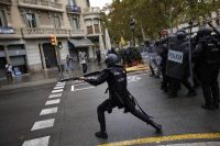 Un policía antidisturbios dispara pelotas de goma en Barcelona. 1 de octubre de 2017. AI/AP Photo / Emilio Morenatti