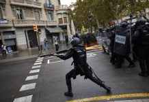 Un policía antidisturbios dispara pelotas de goma en Barcelona. 1 de octubre de 2017. AI/AP Photo / Emilio Morenatti