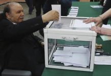 Bouteflika vota desde su silla de ruedas