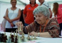 Brigitta Sinka sigue jugando al ajedrez y batió el récord de partidas simultáneas de Capablanca.