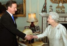 David Cameron con la reina Isabel II