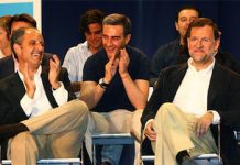Ricardo Costa entre Francisco Camps y Mariano Rajoy en un acto de campaña electoral