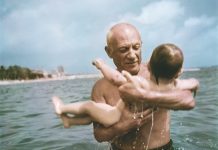 Capa: Picasso con su hijo Claude en la playa. Francia
