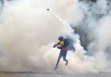 Miembros de bandas armadas fotografiados en Caracas. ANDES/AFP