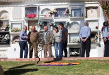 Vecinos de Cárcama rinden homenaje a las víctimas del franquismo enterradas en fosas comunes en el cementerio municipal