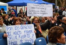 Un grupo de pensionadas chilenas reclaman sus derechos durante una actividad en Santiago de Chile, en que según los carteles demandan desde salud, viviendas o residencias para los adultos mayores, hasta respeto y mejor trato en el transporte público. Crédito: Claudio Riquelme/IPS