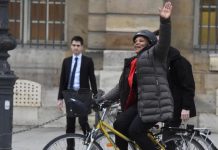 Christiane Taubira abandona el Ministerio de Justicia en su bicicleta amarilla