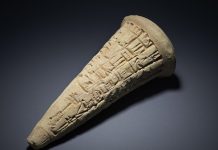 Uno de los tres conos votivos devueltos a Iraq. Están inscritos en una escritura cuneiforme antigua que ayudó a los expertos del British Museum a identificarlos como originarios del sitio de Tello.