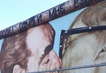 Conrad: un mural recrea el beso entre Gorbachov y Honecker