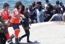 Personal de las oenegés andaluzas atienden a menores no acompañados rescatados en el Estrecho