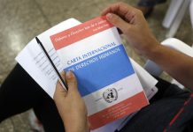 Una persona sostiene en sus manos un manual impreso de la Carta Internacional de Derechos Humanos durante la sexta edición del taller anual "Derechos económicos, sociales y culturales y perspectiva de derechos humanos", en la ciudad de Cárdenas, en Cuba. Crédito: Jorge Luis Baños/IPS