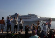 Llegada a la bahía de La Habana del lujoso crucero Adonia, con más de 700 pasajeros, el primero procedente de Estados Unidos en más de 50 años en atracar en Cuba, en mayo de 2016. Los cruceros son un segmento del turismo con alto potencial para el país. Crédito: Jorge Luis Baños/IPS