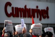 Manifestación a las puertas del diario Cumhuriyet contra el encarcelamiento de sus periodistas