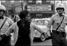 Davison: EEUU. Alabama. Birmingham. 1963. La policía arresta a una mujer negra durante las protestas sociales