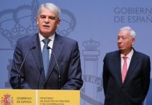 Alfonso Dastis toma posesión como ministro de Asuntos Exteriores de España en presencia de su antecesor García Margallo