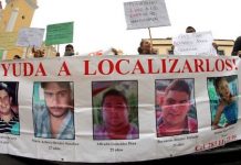 Pancarta por los jóvenes desaparecidos en Veracruz