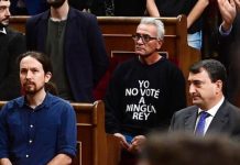 Diego Cañamero, diputado del grupo Unidos-Podemos, con la camiseta que rechaza la monarquía como forma de gobierno.