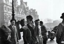Doisneau, beso ante el Ayuntamiento de París